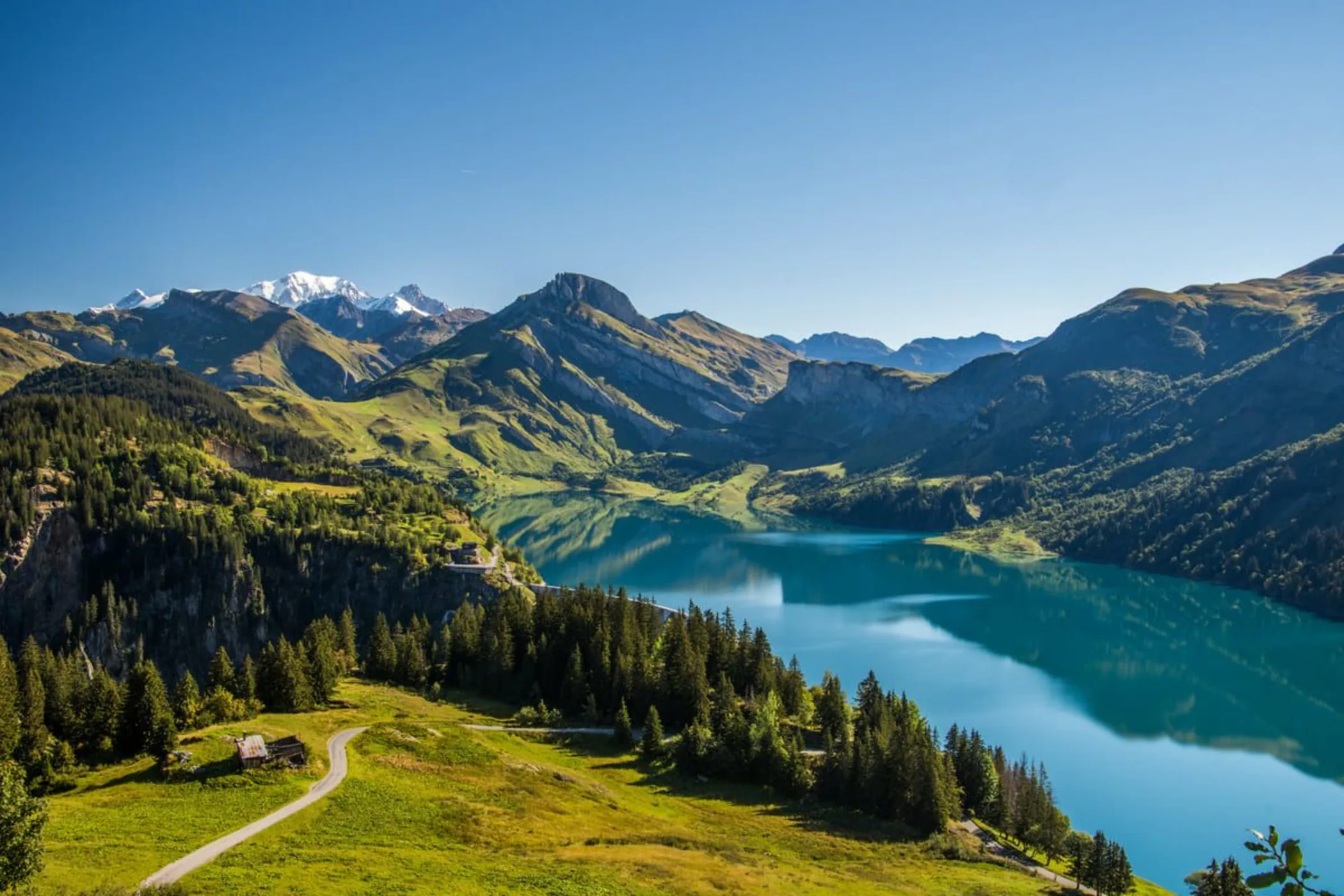 Lac de Roselend : accès et randonnées autour de l’un des plus beaux lacs alpins