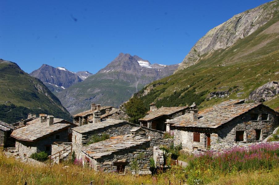 Cap sur Bonneval-sur-Arc : randonnées et plaisirs gourmands autour d’un village de montagne idyllique