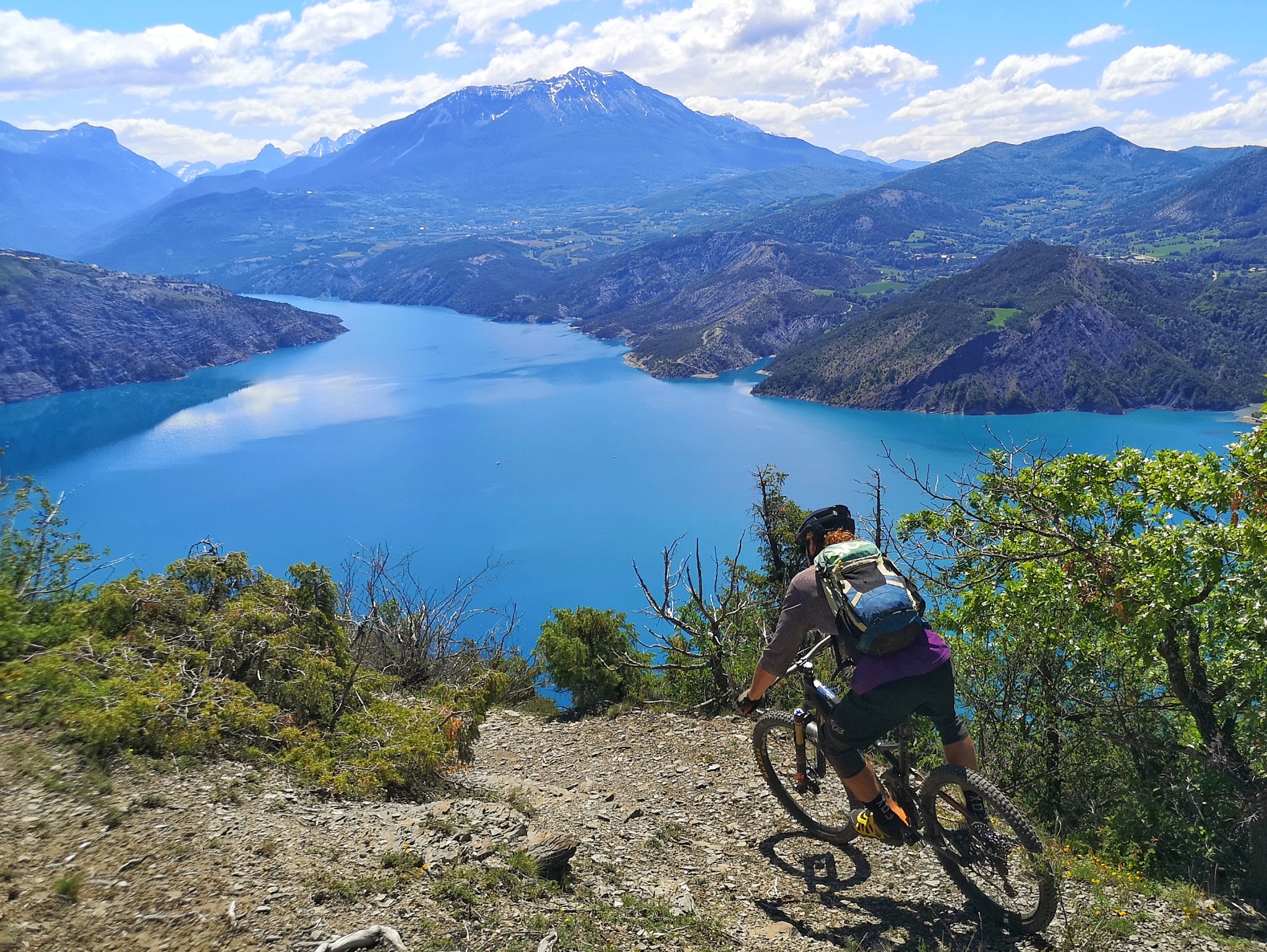 Randonnée et vélo autour du lac de Serre-Ponçon : 5 idées pour une escapade active