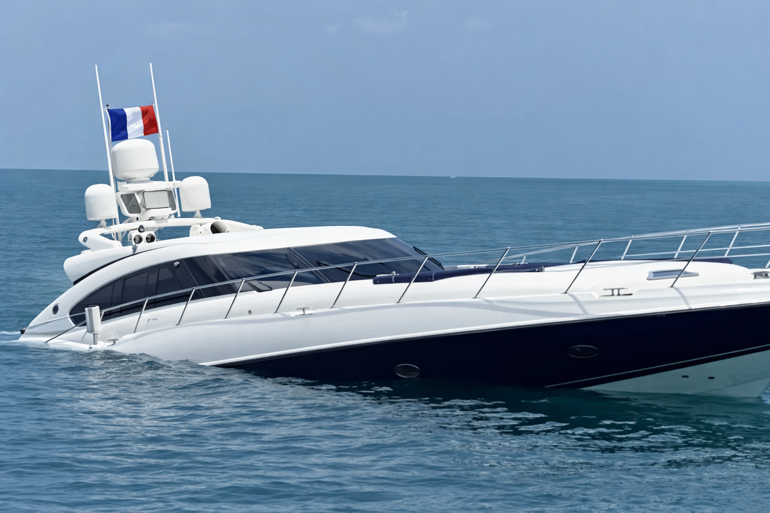 Découverte inattendue à bord d’un yacht de luxe – un point mystérieux sur la carte mène à une maison abandonnée